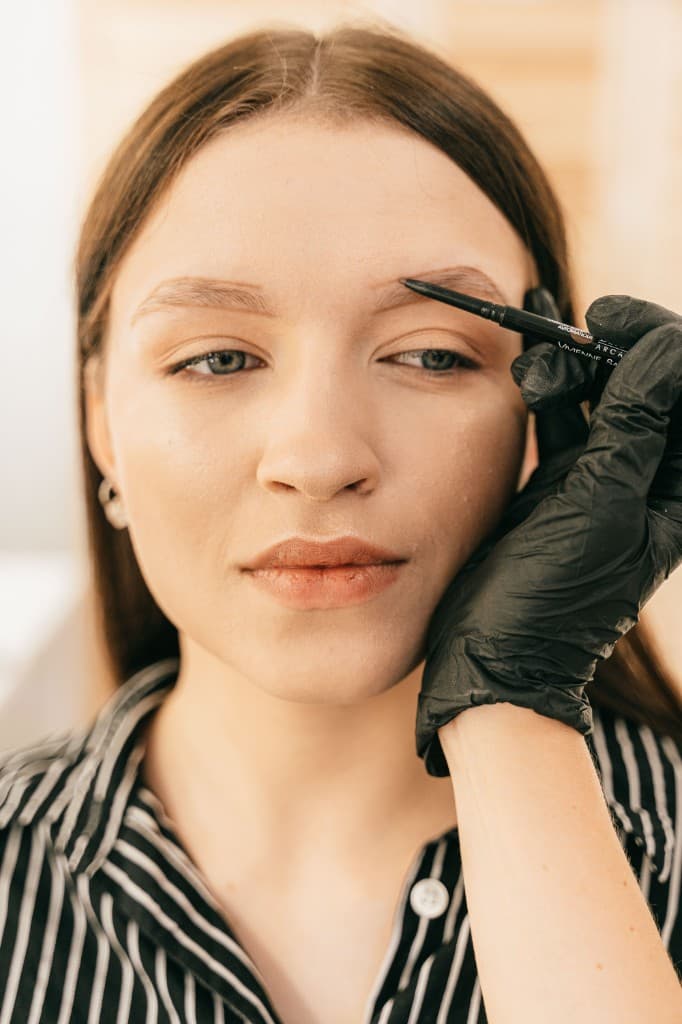 Brow shaping and eyebrow tinting in Launceston